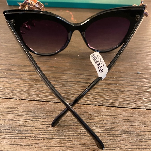 Nwt - Picture 2 of 2